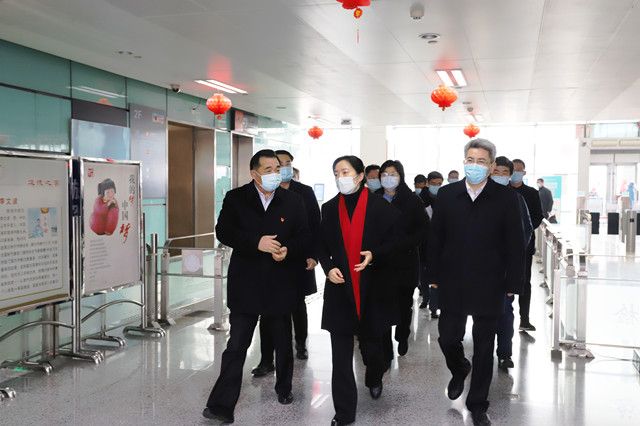 市領(lǐng)導(dǎo)至車站走訪慰問和疫情防控、保供應(yīng)保安全保暢通工作督查